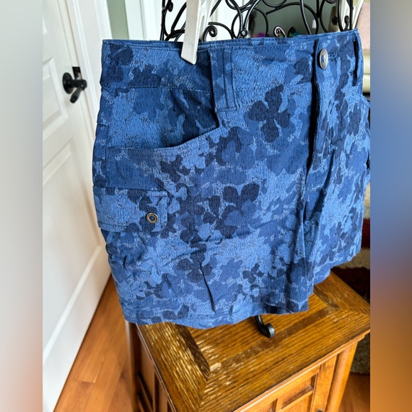 Eddie Bauer, US 4, Blue, multicolored, flowered short. - Picture 2 of 9